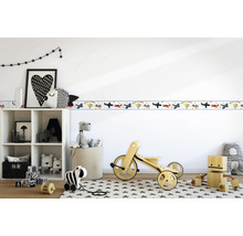 Kinderzimmer mit Flugzeugbordüre an der Wand, Regal und Spielzeugdekoration.
