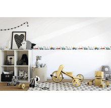 Dekoratives Kinderzimmer mit Bordüre, Regal und Holzspielzeug für eine freundliche Atmosphäre.