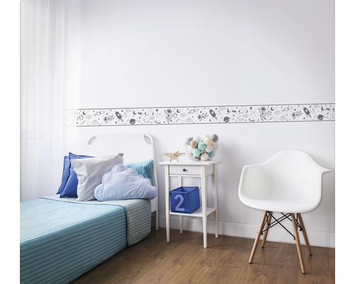 Kinderzimmer mit Bett, Nachttisch, Stuhl und Bordüre mit Weltraummotiven