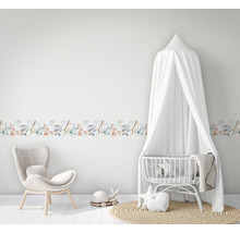 Babyzimmer mit Tiermuster Wandbordüre, Kinderbett und Sessel
