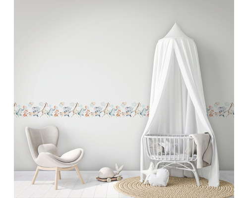 Babyzimmer mit Tiermuster Wandbordüre, Kinderbett und Sessel