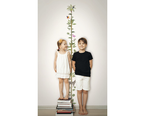 Kinder stehen neben einer Wachstumstabelle mit Tiermotiven an einer Wand