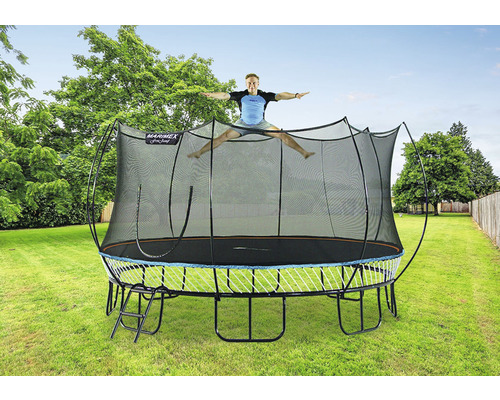 Mann springt auf einem Gartentrampolin mit Sicherheitsnetz der Marke Marimex