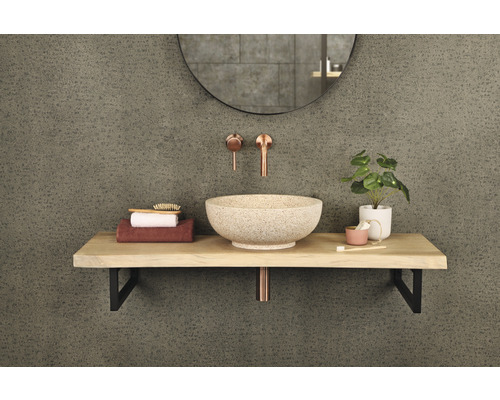 Badezimmerwaschbecken mit Armatur, Handtüchern und Spiegel auf einem Holztisch