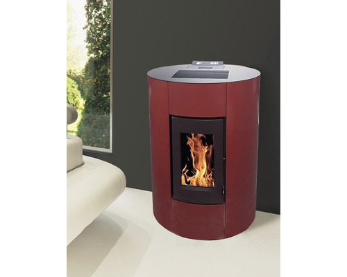 Runder Pelletofen im Wohnzimmer mit sichtbarem Feuer.