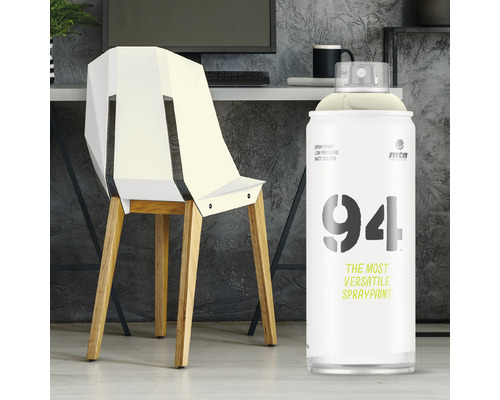 Sprühdose mit Lack und Stuhl in einer Büroumgebung