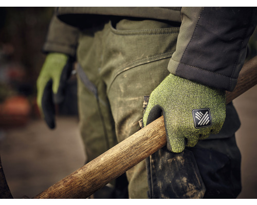 Mann hält einen Holzstiel mit Arbeitshandschuhen