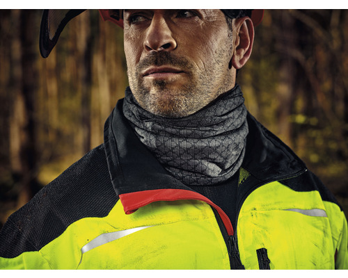 Mann mit Forstjacke und Multifunktionstuch