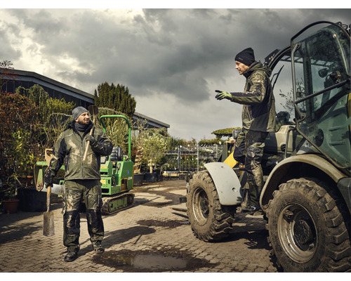 Zwei Arbeiter mit Arbeitskleidung, ein Arbeiter hält eine Schaufel, ein Arbeiter sitzt in einem Traktor