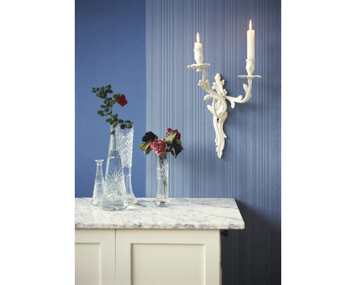 Szene mit Blumenvasen auf einem Marmortisch und einem Kerzenhalter an der Wand