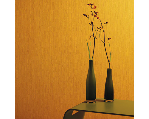 Zwei Vasen mit Blumen auf einem Tisch vor einer Wand