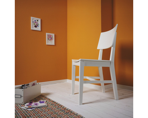 Heller Raum mit Holzstuhl, Bildern und Aufbewahrungsbox