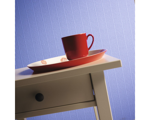 Rote Tasse und Untertasse auf einem Tisch