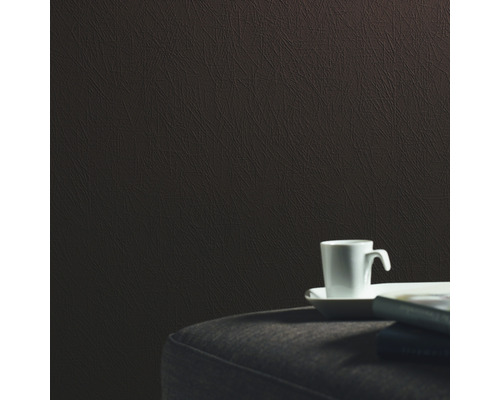 Nahaufnahme einer braunen Strukturtapete mit einem Getränk und einem Buch auf einem Tisch