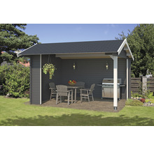 Holz Gartenhaus mit Grill, Gartentisch und Stühlen im Garten