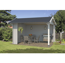 Gartenhaus mit Grill, Tisch und Stühlen auf einer Terrasse im Garten.