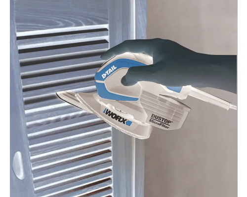 Eine Hand bedient einen Schwingschleifer der Marke Worx an einer Holzoberfläche.