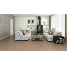 Wohnzimmer mit Sofas, Kamin und Holzboden