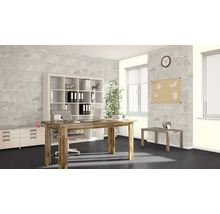 Helles Büro mit Holzschreibtisch, Regalen und Pinnwand