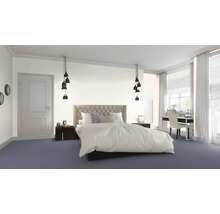 Helles Schlafzimmer mit Bett, Nachttischen, Lampen und Schreibtisch