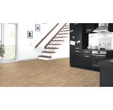Heller Raum mit Holzboden, Treppe und Küchenzeile
