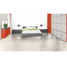 Schlafzimmer mit Bett, Nachttischen, Lampen und Kleiderschrank