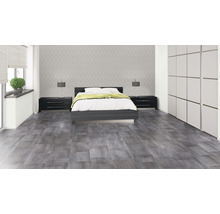 Schlafzimmer mit Bett, Nachttischen, Lampen, Schrank und grauem Bodenbelag