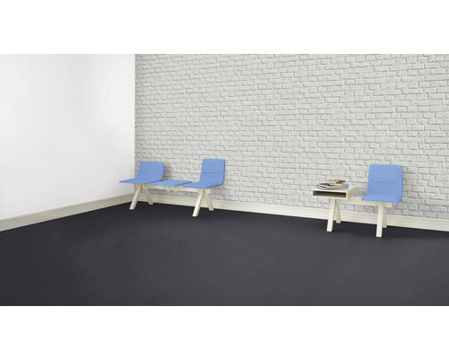 Szene mit Stühlen, kleinem Tisch und Backsteinmauer
