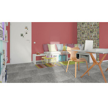 Helles Arbeitszimmer mit Schreibtisch, Stuhl, Sitzbank und Bücherregal