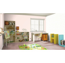 Kinderzimmer mit Möbeln, Regal, Schreibtisch, Stuhl, Teppich und Spielsachen