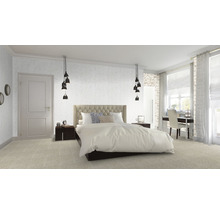 Helles Schlafzimmer mit Bett, Nachttischen, Schreibtisch und Teppich