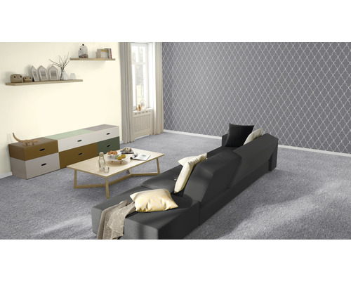 Wohnzimmer mit Sofa, Couchtisch, Kommode und Dekoration