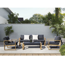 Gartenlounge-Set mit Sofa, Sessel und Tisch auf einer Terrasse