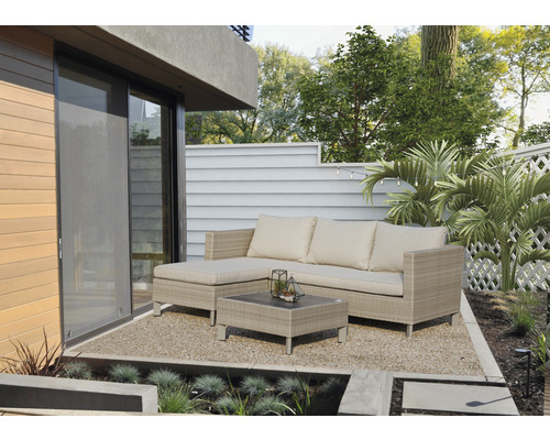Terrasse mit Rattansofa, Couchtisch und Kiesboden