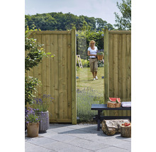 Gartenansicht mit Holzzaun, Gartentür und Frau mit Blumenkorb