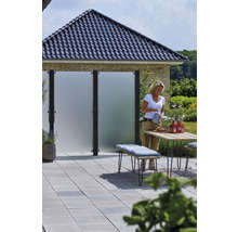 Terrasse mit Sichtschutzelementen, Tisch, Sitzbank und Frau