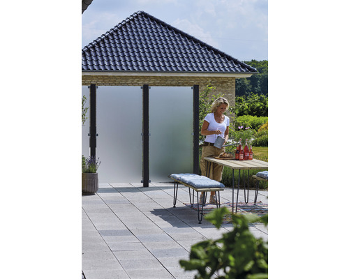 Terrasse mit Sichtschutzelementen, Tisch, Sitzbank und Frau