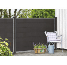 Gartenszene mit Holzzaun, Stuhl, Blumenkorb und Gießkanne