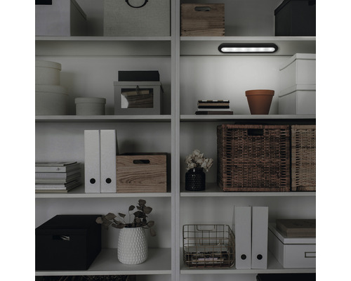 Regal mit Aufbewahrungsboxen, Körben, Ordnern und LED-Leuchte