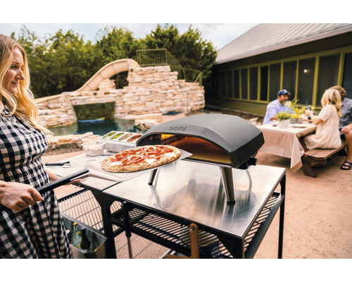 Ooni Pizzaofen mit Tisch und Pizza im Außenbereich