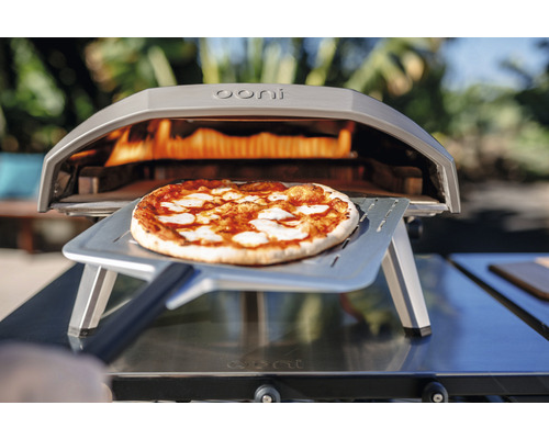 Ooni Pizzaofen mit Pizza auf Pizzaschieber