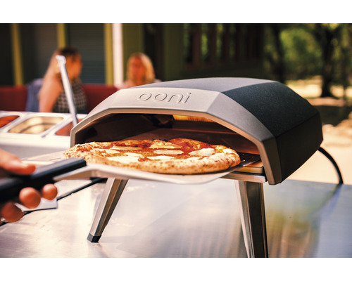 Ooni Logo auf Pizzaofen mit Pizza auf Pizzaschaufel