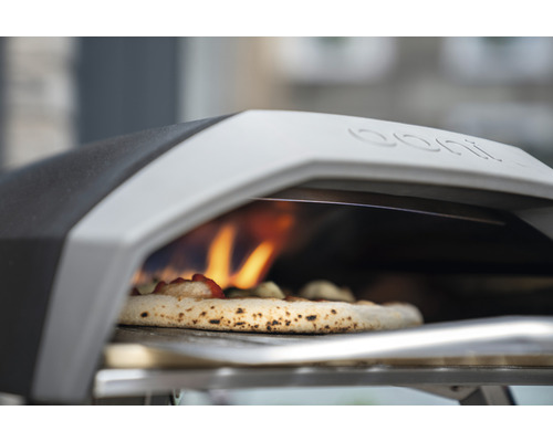 Ooni Pizzaofen mit Pizza im Ofen