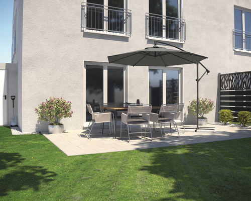 Außenansicht eines Hauses mit Terrasse, Gartenmöbeln und einem Sonnenschirm
