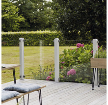 Terrasse mit Glaszaun und Holzdeck im Garten