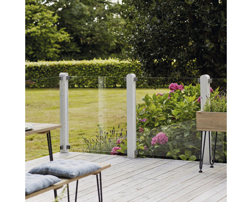 Terrasse mit Glaszaun und Holzdeck im Garten