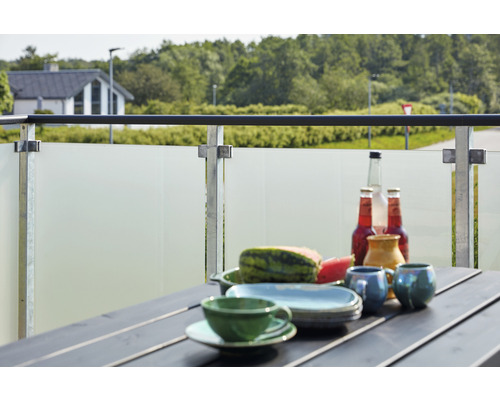 Tisch auf einem Balkon mit Getränken und Wassermelone