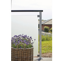 Terrasse mit Glasbrüstung und Korb mit Lavendel