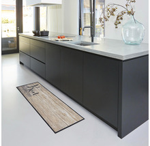 Küchenszene mit Kücheninsel und Küchenteppich im Holzdesign