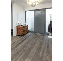 Eingangsbereich mit Kommode, Garderobe und Holzboden